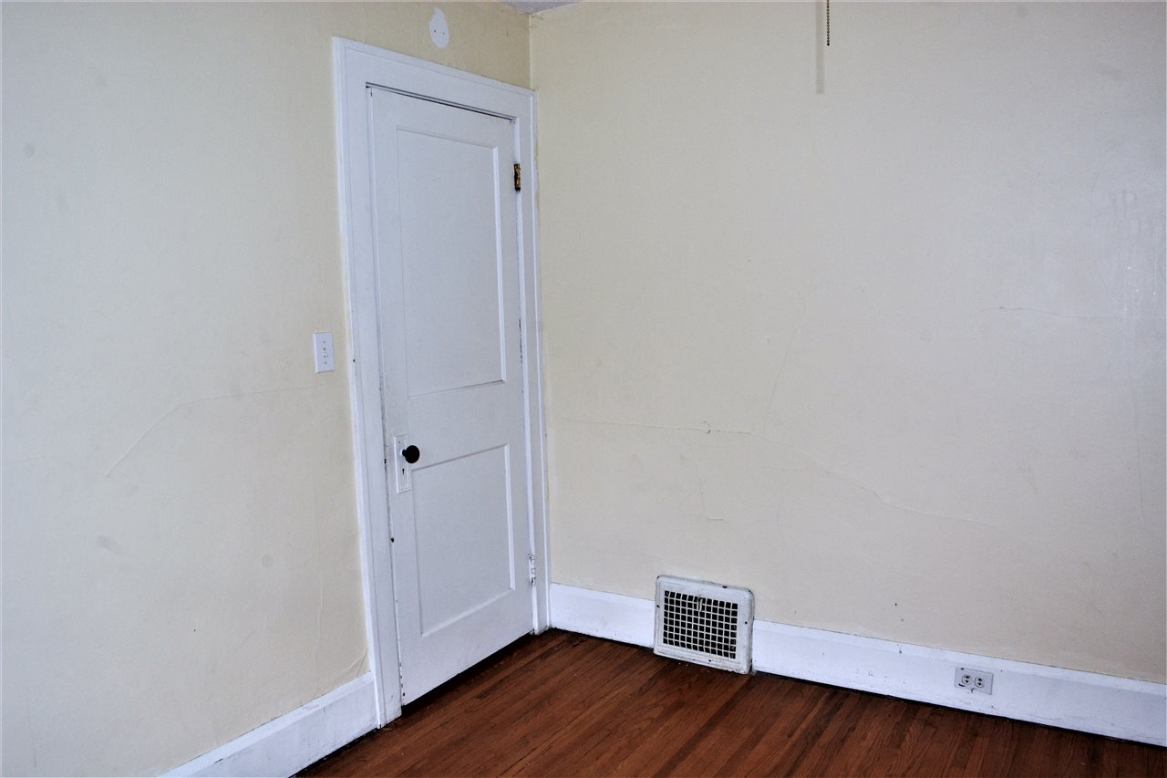 1806 Ridge Avenue Rockford, IL 61103 - Photo 15 of 18 a view of an empty room with wooden floor