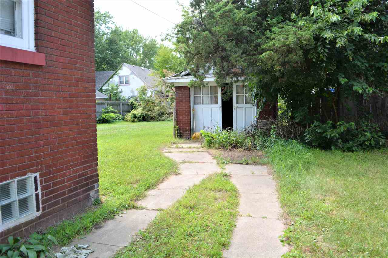 1806 Ridge Avenue Rockford, IL 61103 - Photo 16 of 18 a front view of a house with garden