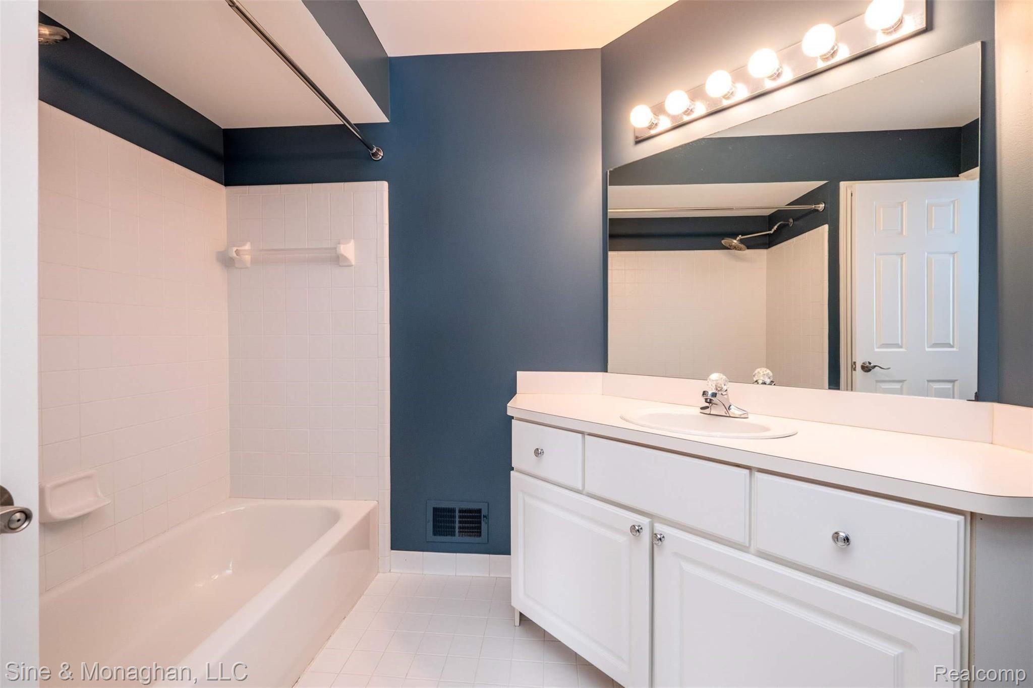 1388 Pebble Ridge Drive Rochester, MI 48307 - Photo 29 of 38 En Suite Bath