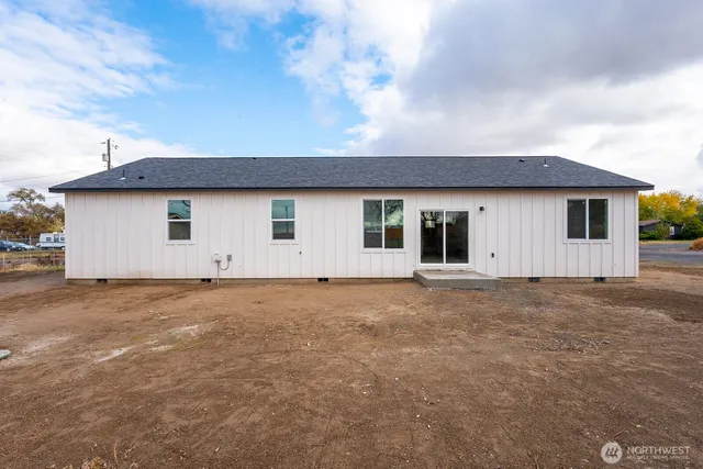 a view of a house with a backyard