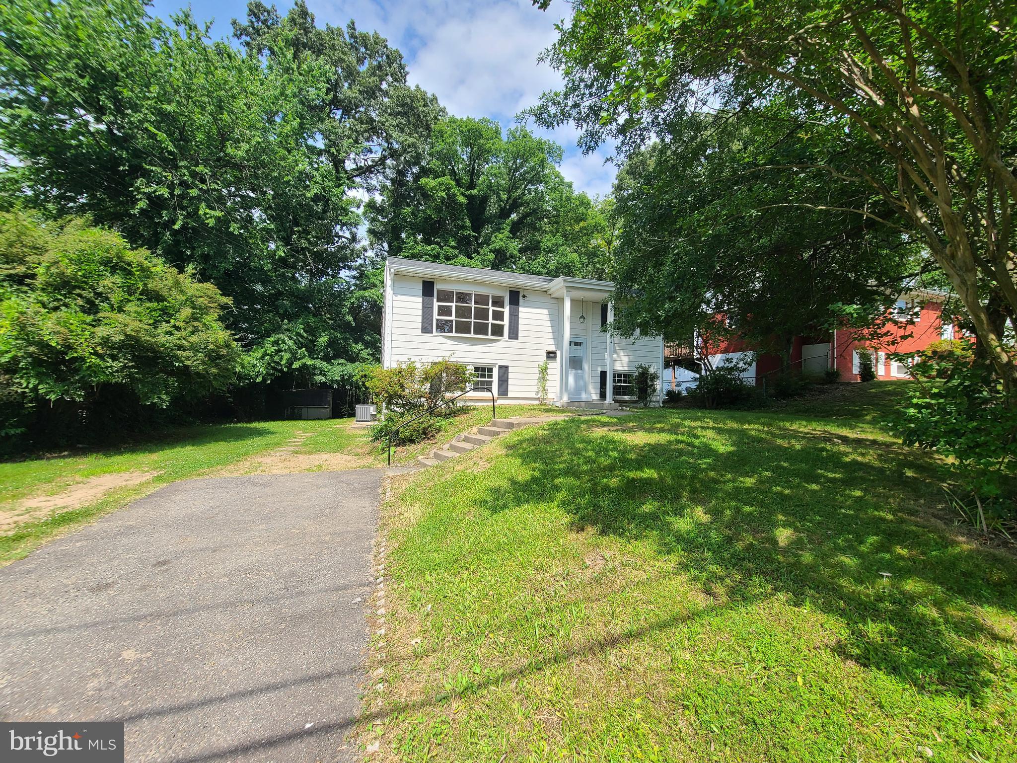 1524 Florida Avenue Woodbridge, VA 22191 - Photo 1 of 36 a house view with a garden space