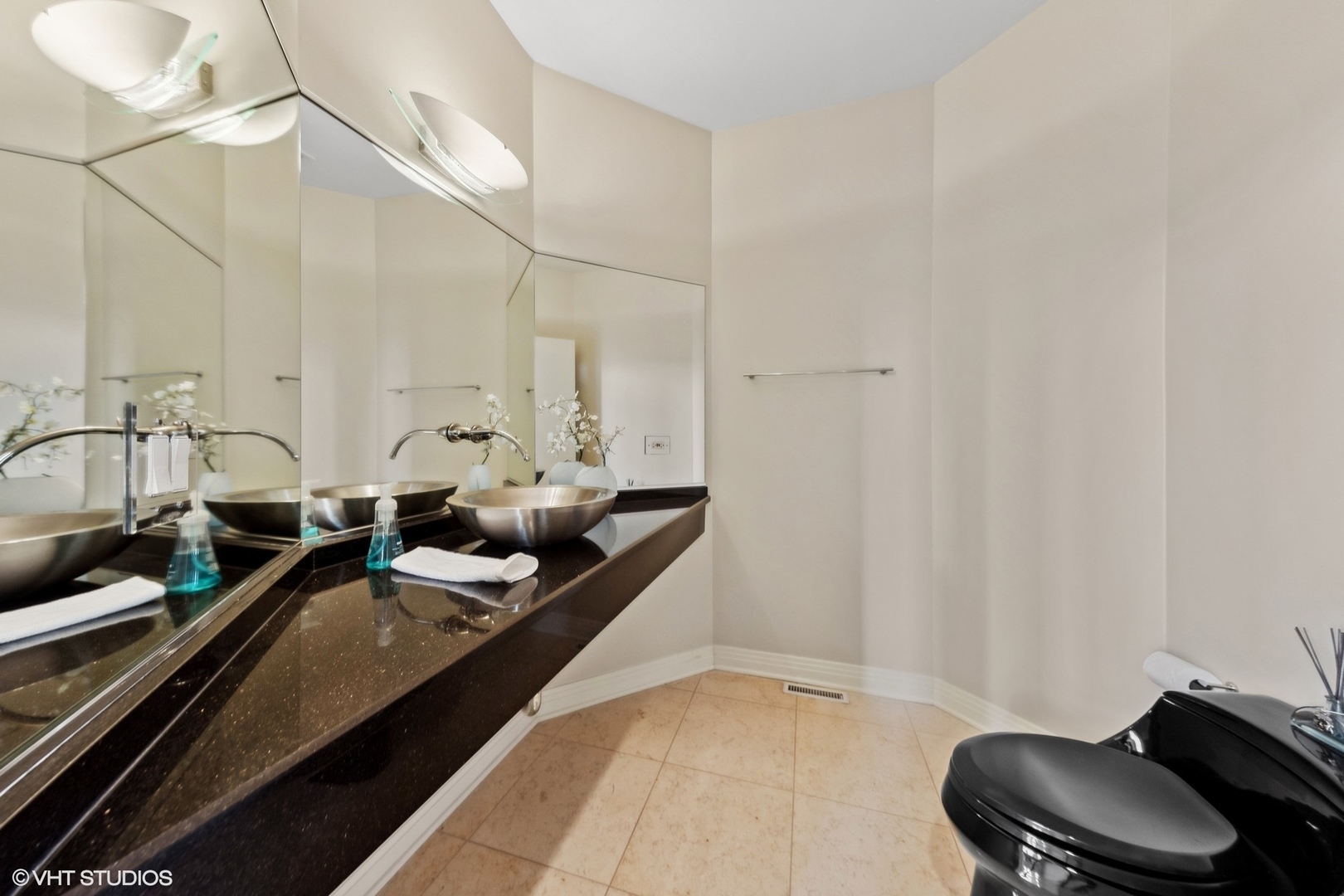 6885 Fieldstone Drive Burr Ridge, IL 60527 - Photo 13 of 37 a very nice looking room with a couch