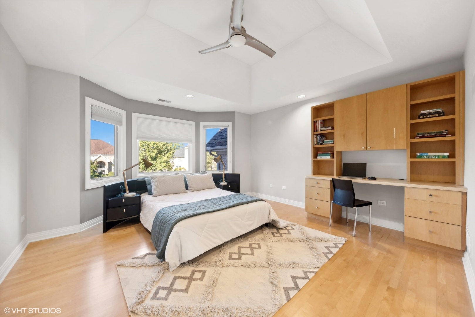 6885 Fieldstone Drive Burr Ridge, IL 60527 - Photo 22 of 37 a bedroom with a large bed and a window