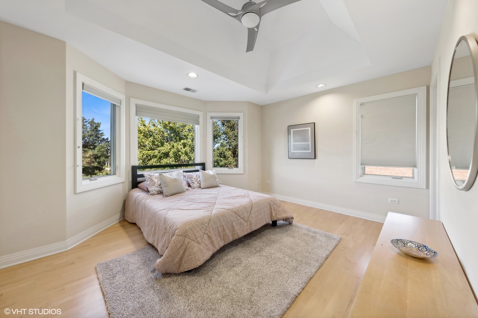 6885 Fieldstone Drive Burr Ridge, IL 60527 - Photo 24 of 37 a bedroom with a bed and a window