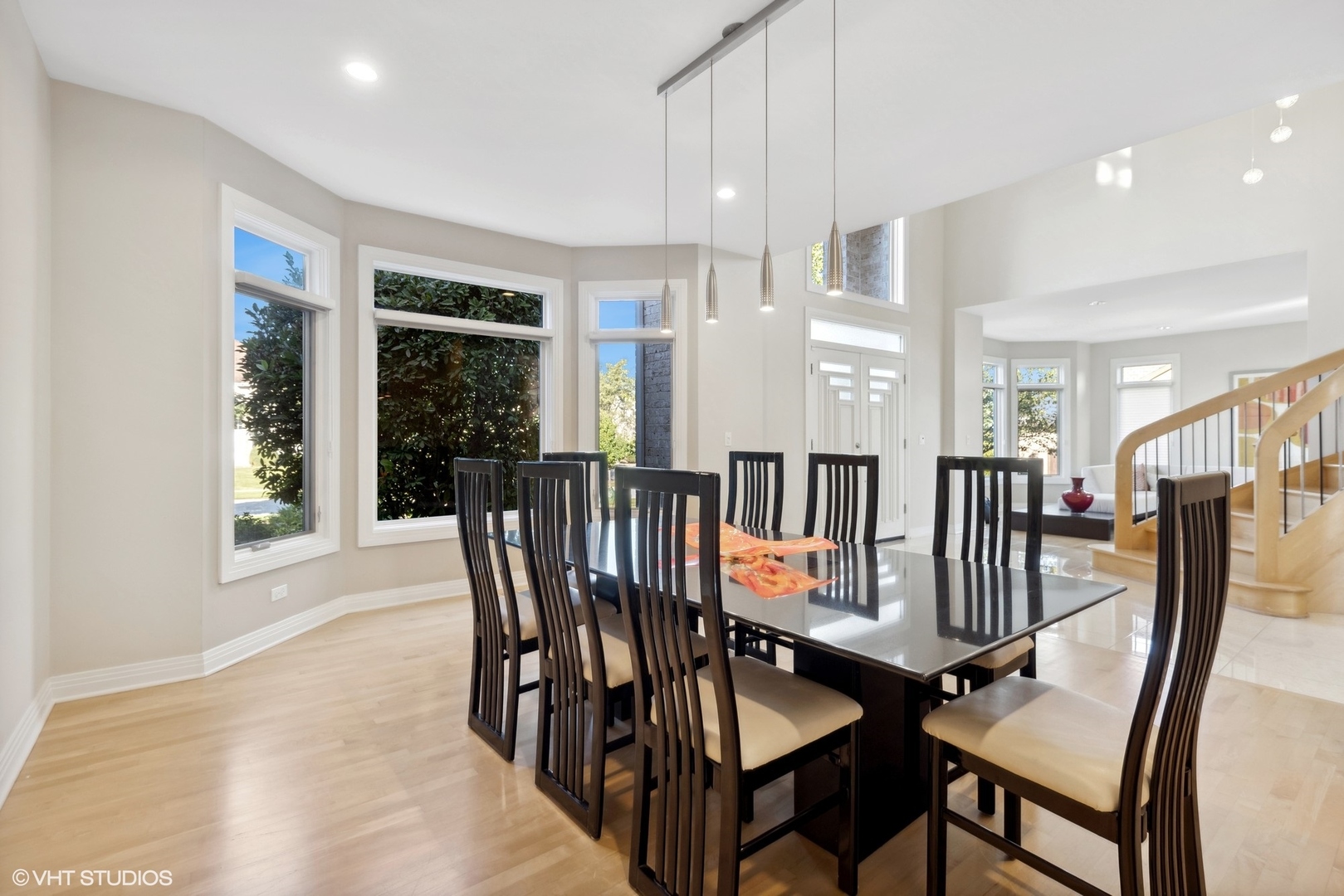 6885 Fieldstone Drive Burr Ridge, IL 60527 - Photo 4 of 37 a view of a dining room with furniture