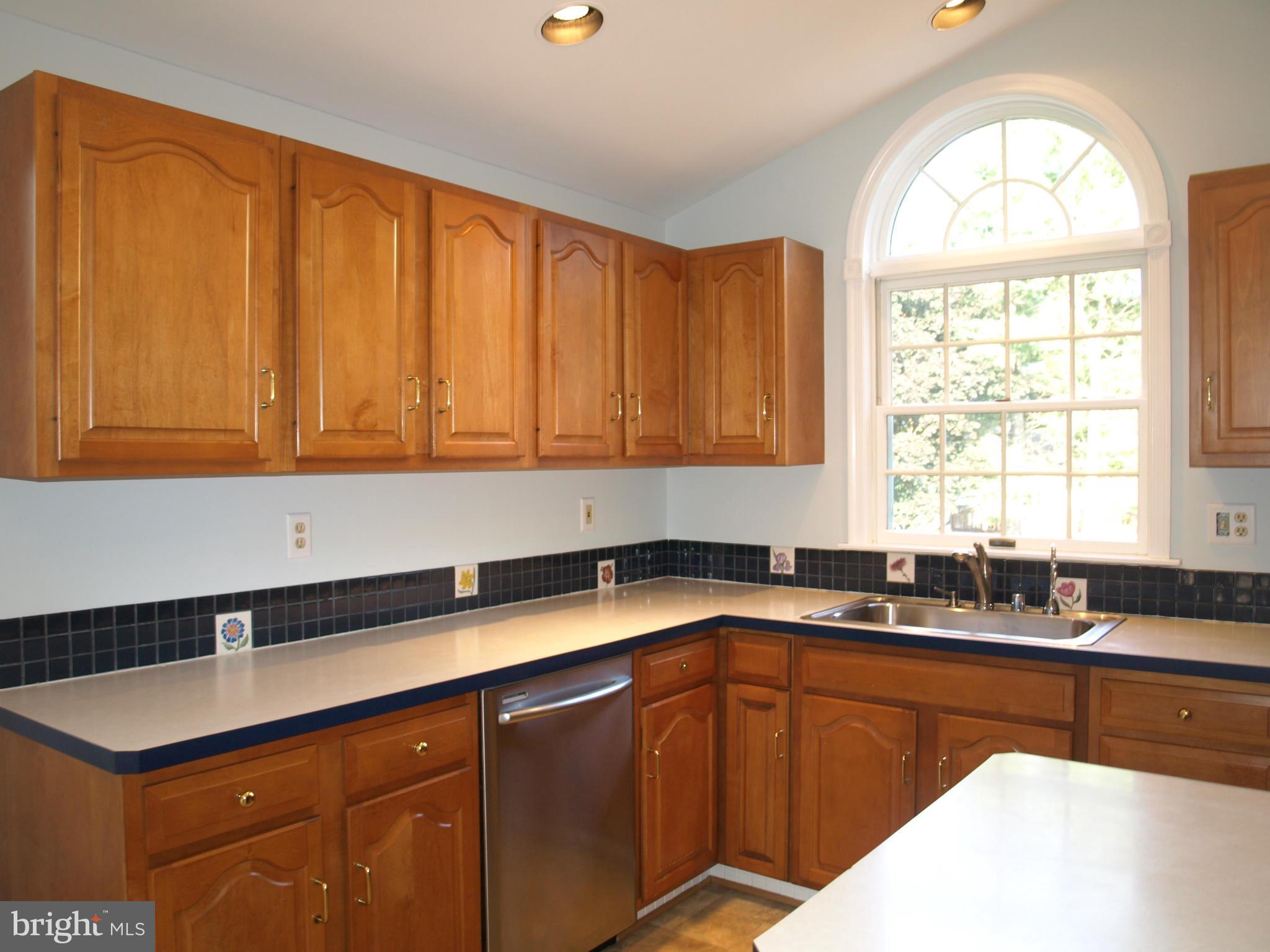 211 Hunters Ridge Road Lutherville-Timonium, MD 21093 - Photo 7 of 27 Kitchen with table space and island