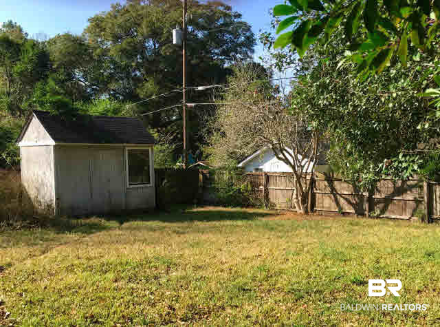 323 West Pineview Lane Mobile, AL 36608 - Photo 12 of 12 For Lease: 323 Pineview Lane West, Mobile, AL 36608 Backyard