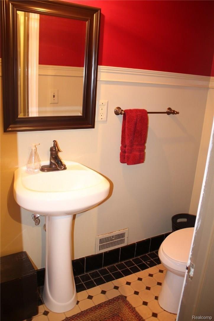 1364 Devonshire Road Grosse Pointe, MI 48230 - Photo 22 of 29 Powder Room