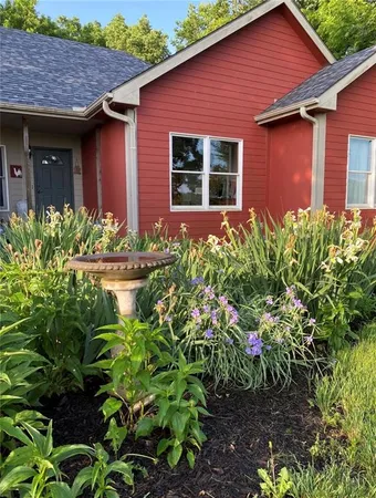 $700,000 | 26550 Waverly Road, Paola, KS 66071