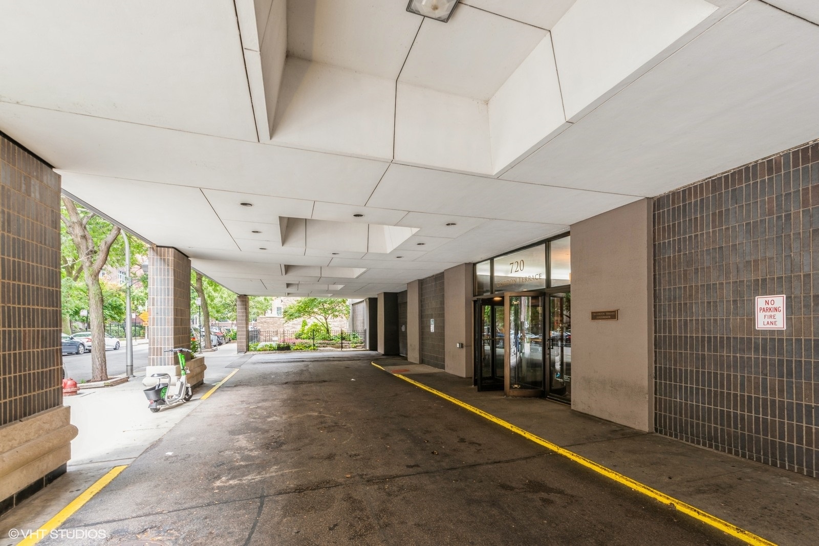 720 West Gordon Terrace, Unit 4M Chicago, IL 60613 - Photo 2 of 10 a large space with lots of windows and plants