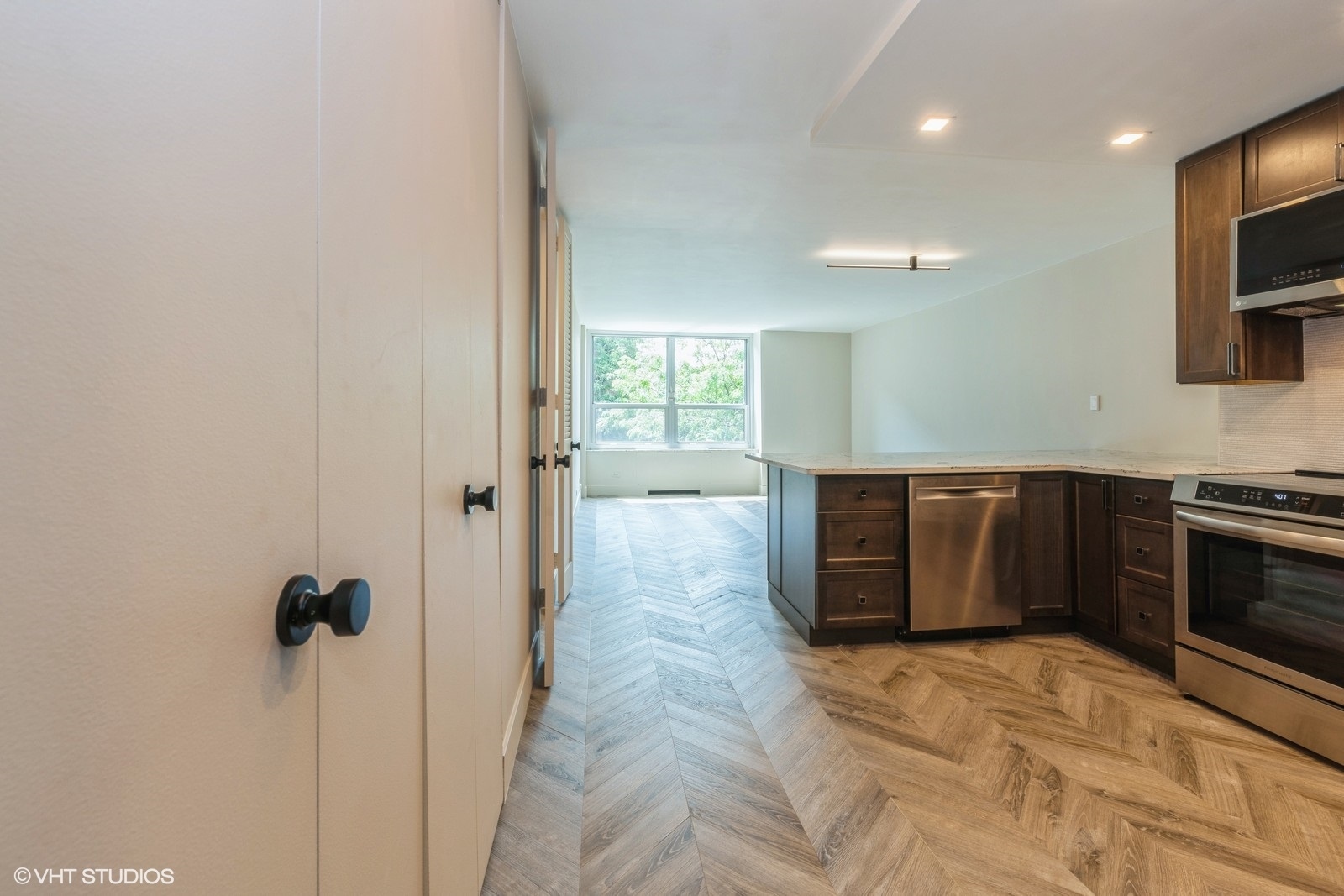 720 West Gordon Terrace, Unit 4M Chicago, IL 60613 - Photo 3 of 10 a kitchen with stainless steel appliances a refrigerator and a stove top oven