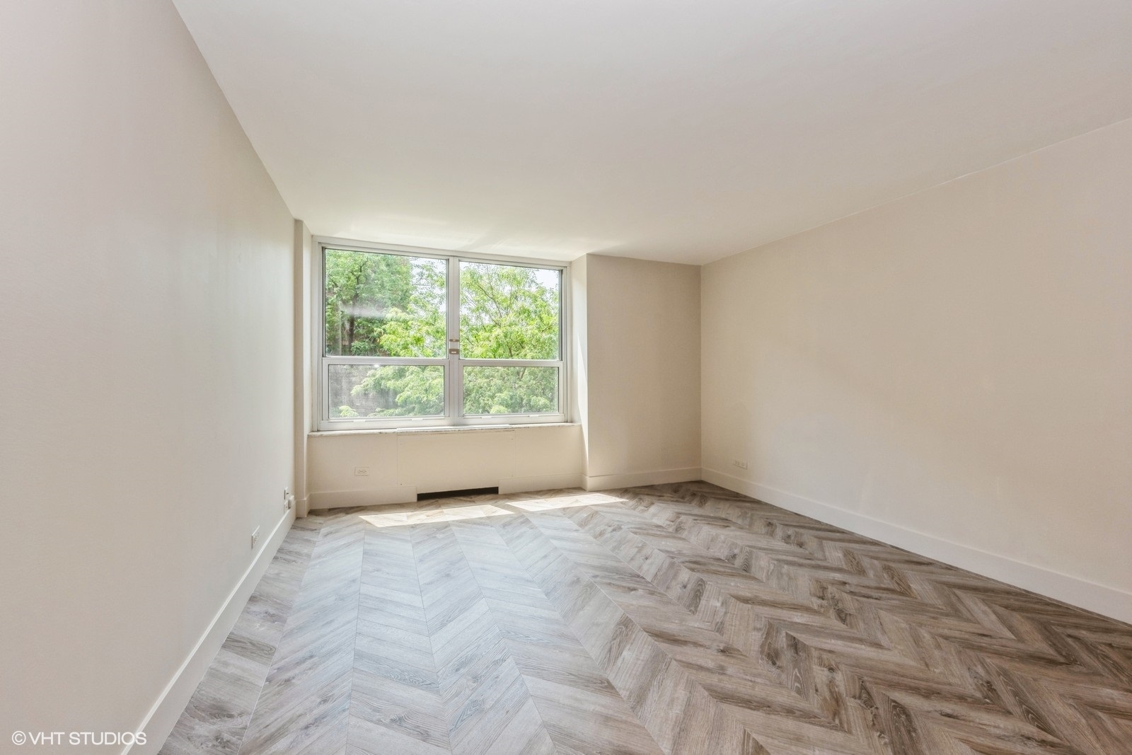 720 West Gordon Terrace, Unit 4M Chicago, IL 60613 - Photo 7 of 10 an empty room with large windows