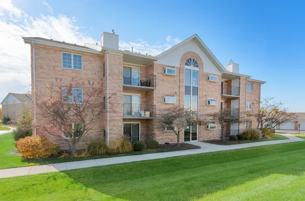 $184,900 | 18302 Robin Lane, Unit D1, Homewood, IL 60430