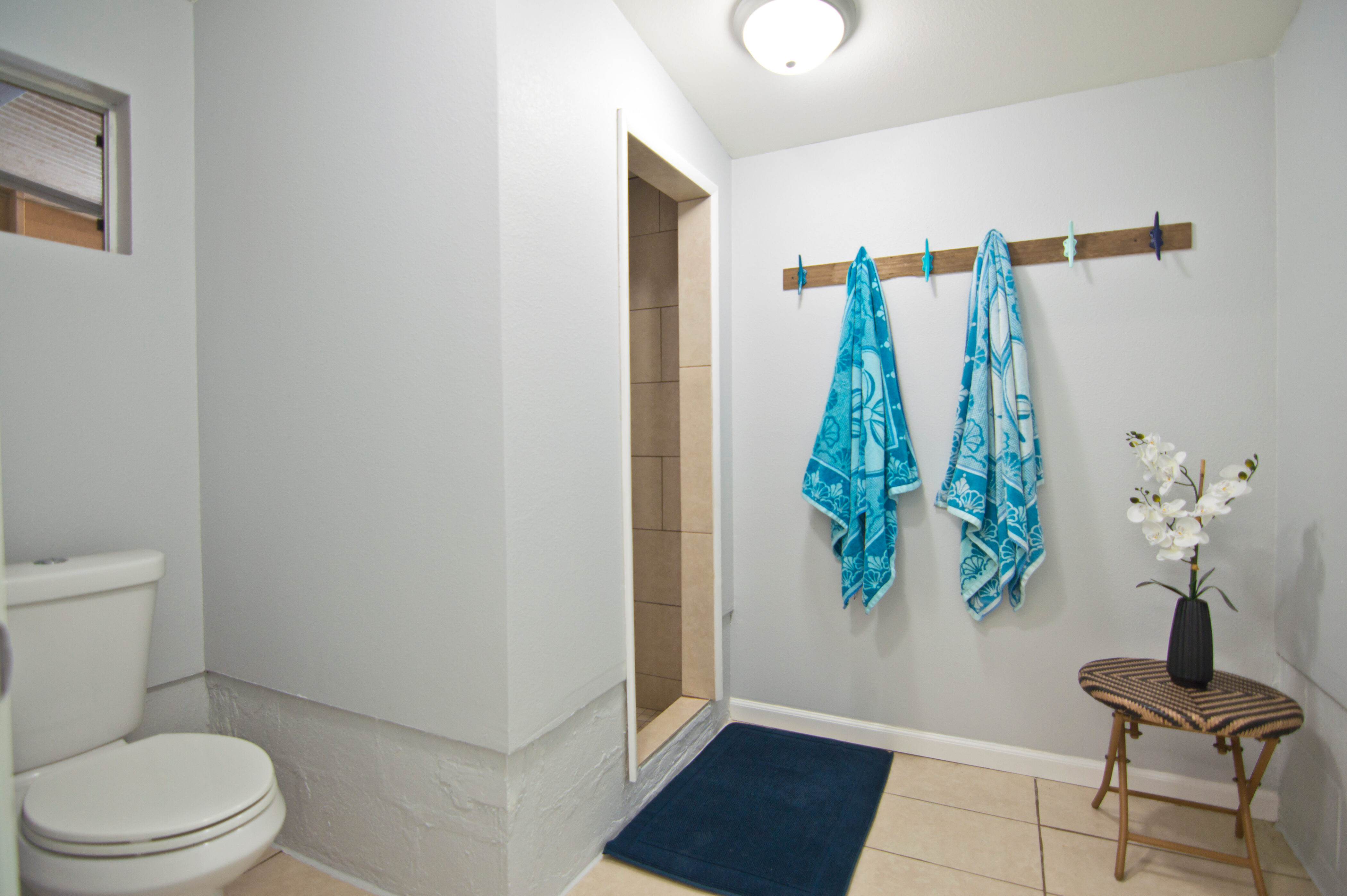 54-2461 Kynnersley Road Kapaau, HI 96755 - Photo 21 of 30 a bathroom with a toilet and a shower curtain