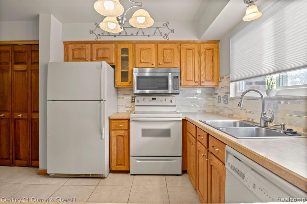 21648 Hall Road Woodhaven, MI 48183 - Photo 7 of 28