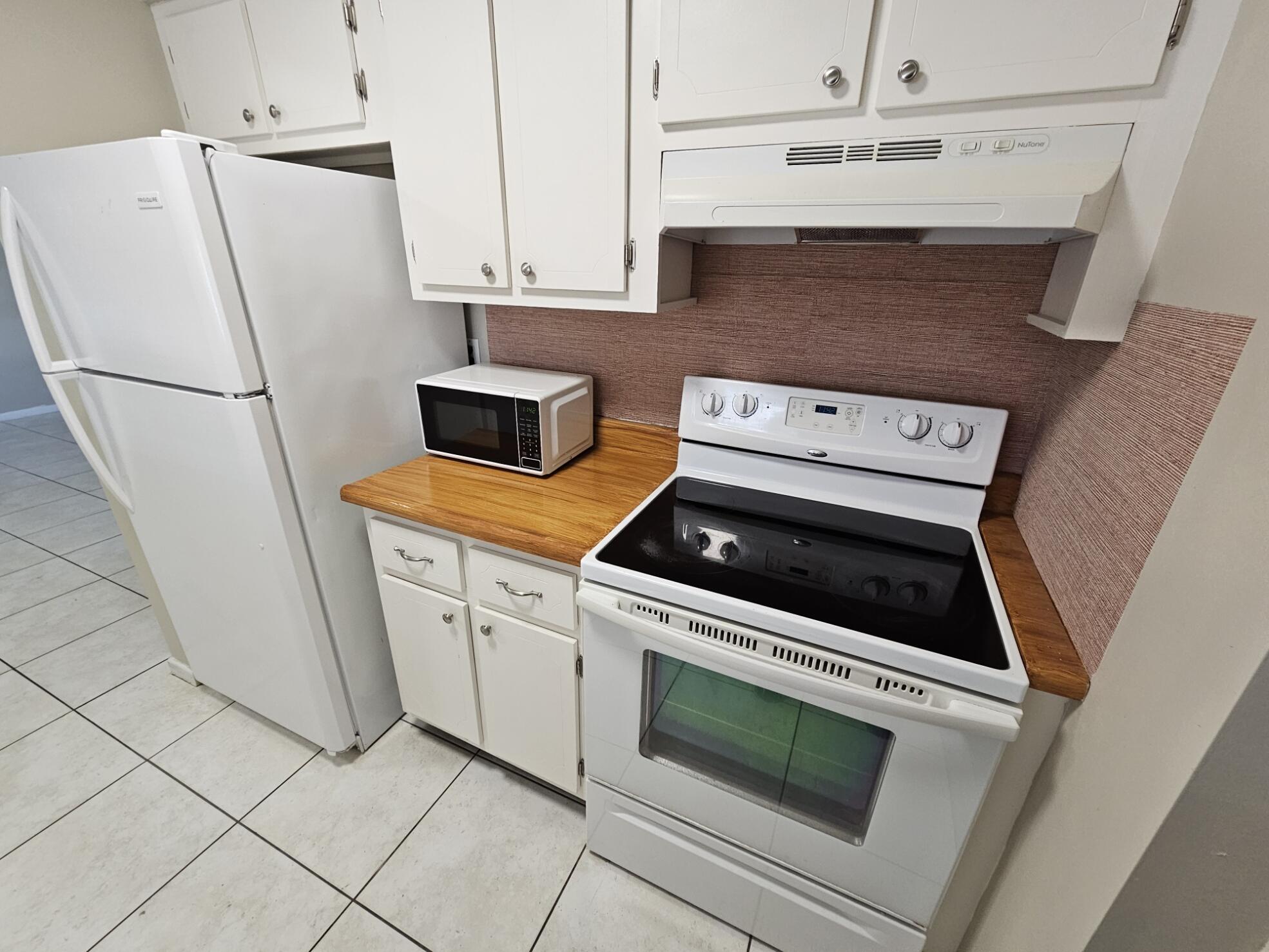 722 Ridge Road, Unit 10 Lantana, FL 33462 - Photo 7 of 13 a utility room with dryer and washer