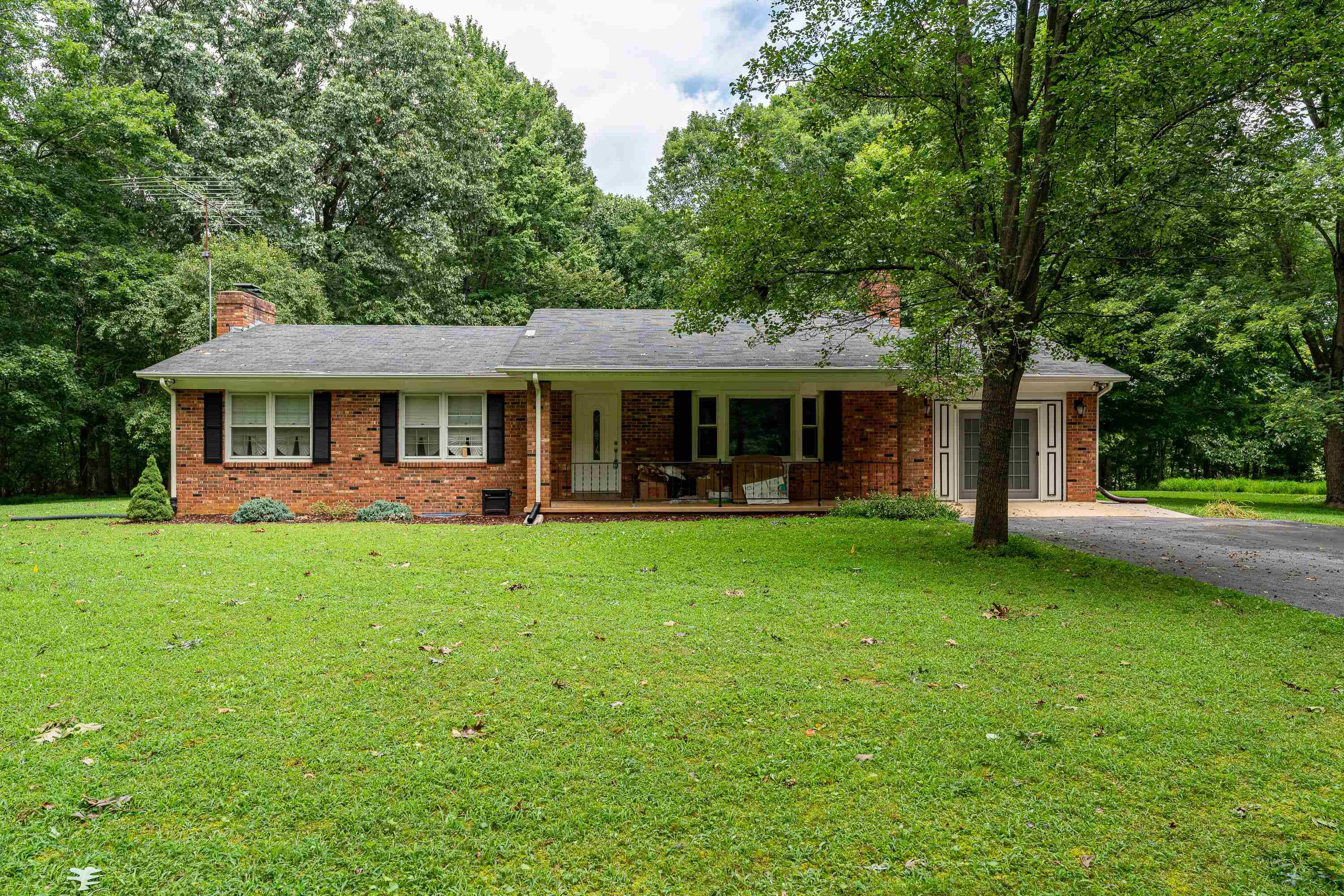 a view of an house with backyard porch and garden