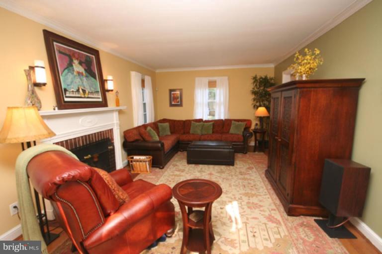 8907 Bradford Road Silver Spring, MD 20901 - Photo 4 of 30 Living Room