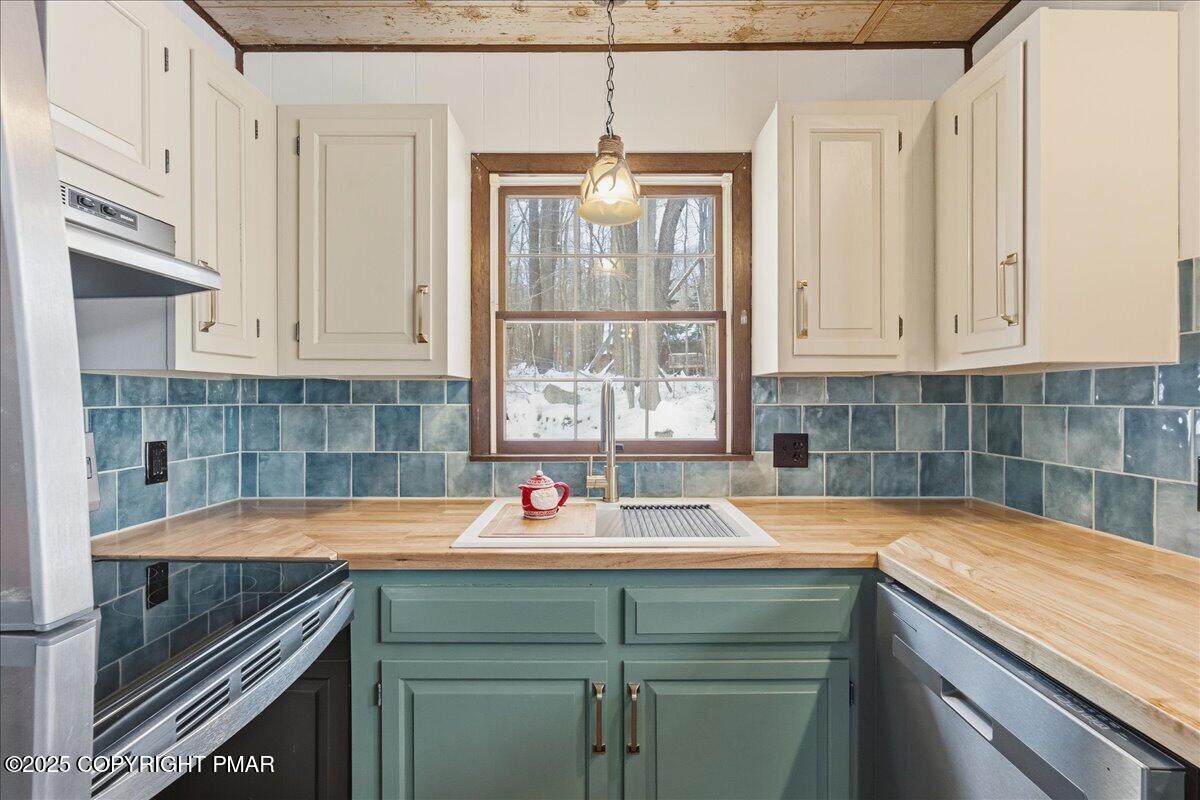13 Sheffick Road Gouldsboro, PA 18424 - Photo 4 of 38 a kitchen with a sink and cabinets