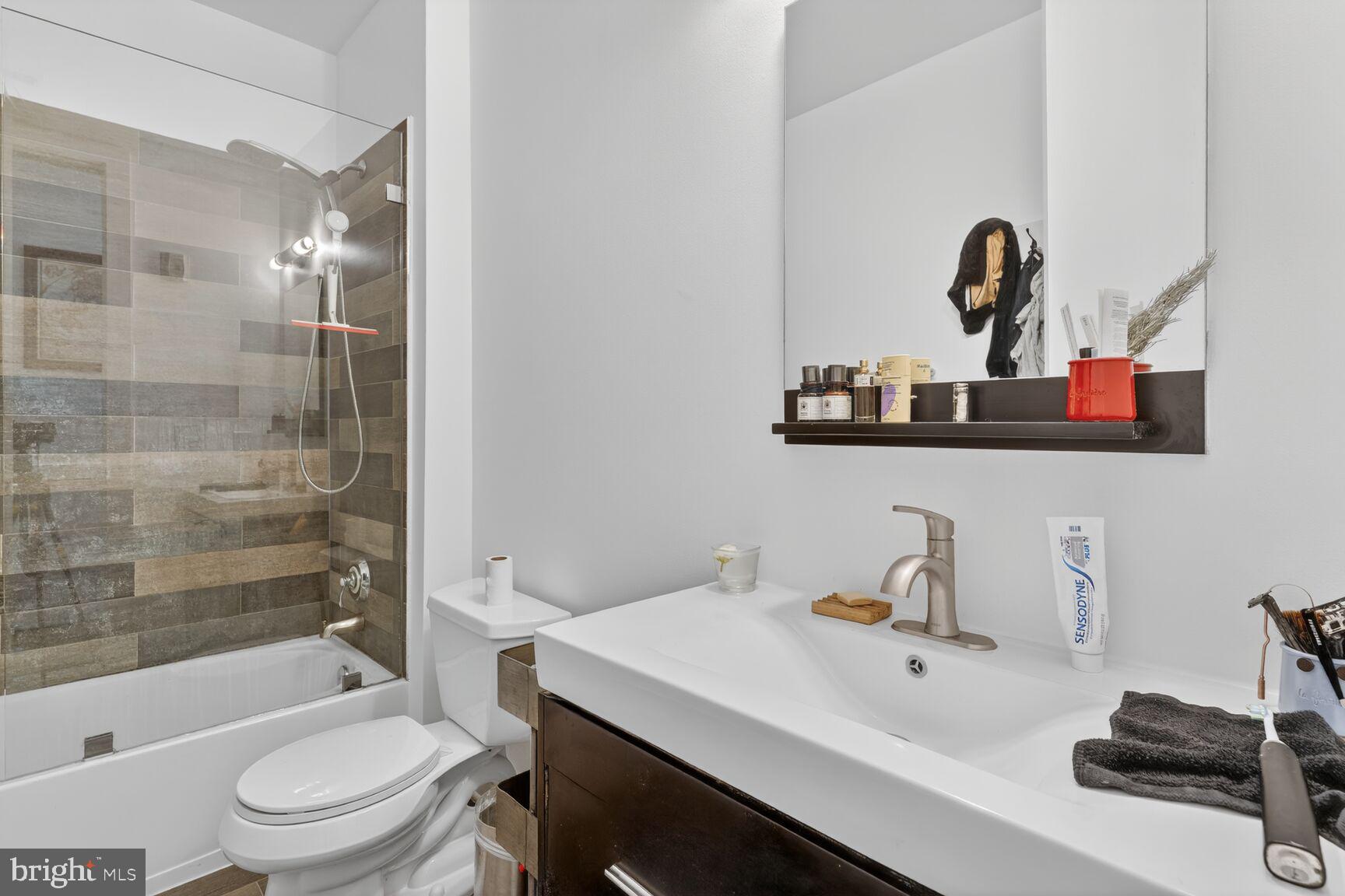 245 15th Street Southeast, Unit 403 Washington, DC 20003 - Photo 15 of 24 Bathroom with Tub