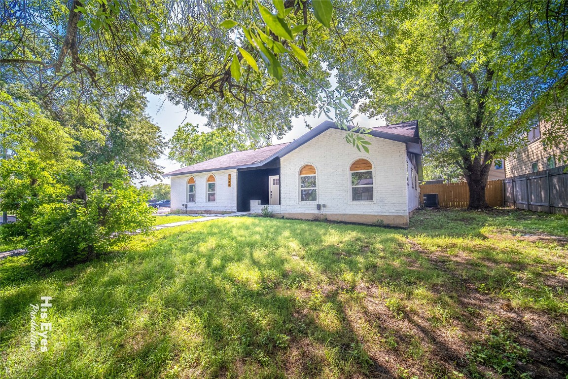 a view of a house with backyard