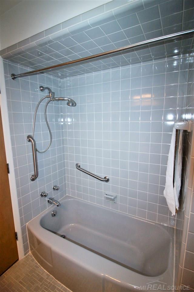 430 Barclay Road Grosse Pointe, MI 48236 - Photo 17 of 40 50039182-16.JPG