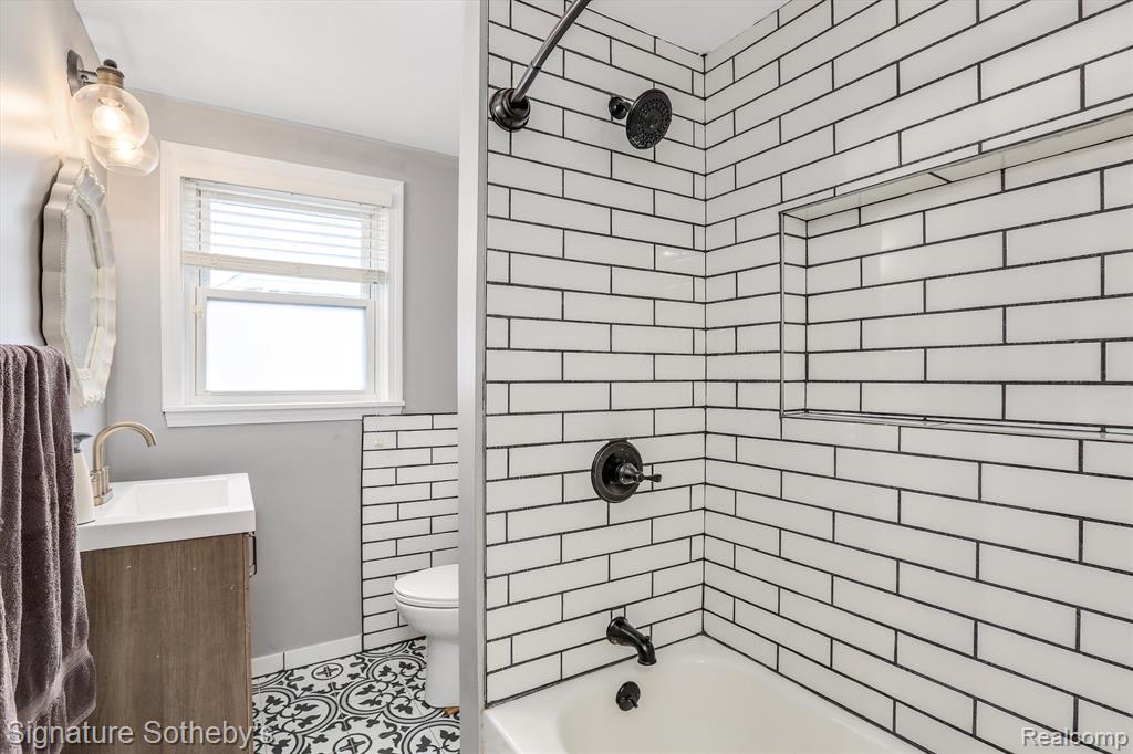 2147 Hampton Road Grosse Pointe Woods, MI 48236 - Photo 12 of 19