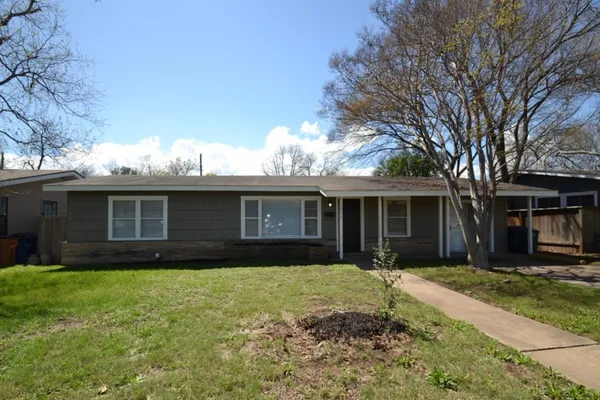 a view of a house with yard and tree s