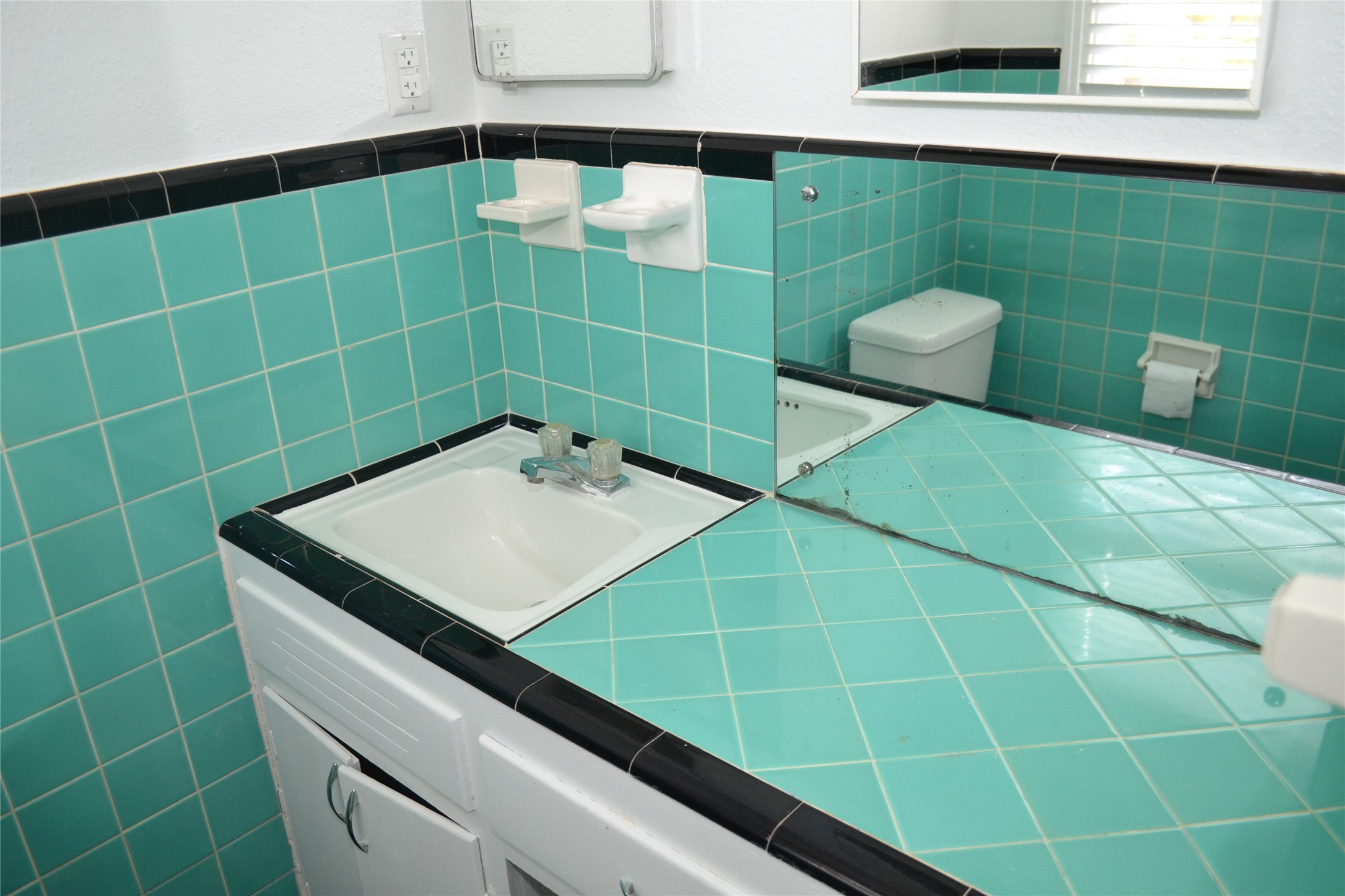 1211 Ridgemont Drive Austin, TX 78723 - Photo 18 of 28 a bathroom with a sink toilet and a mirror