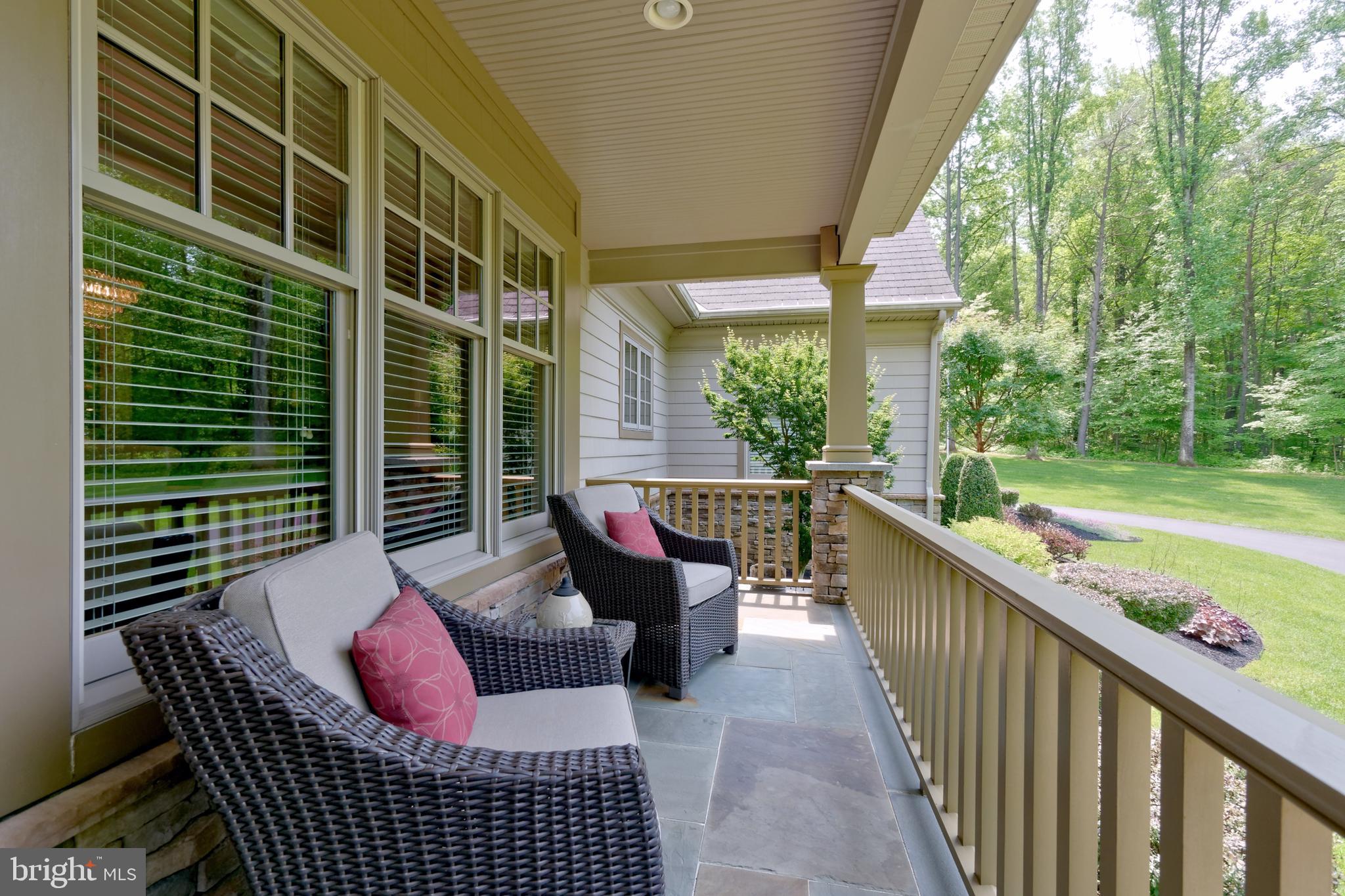 Finn Lodge - front porch