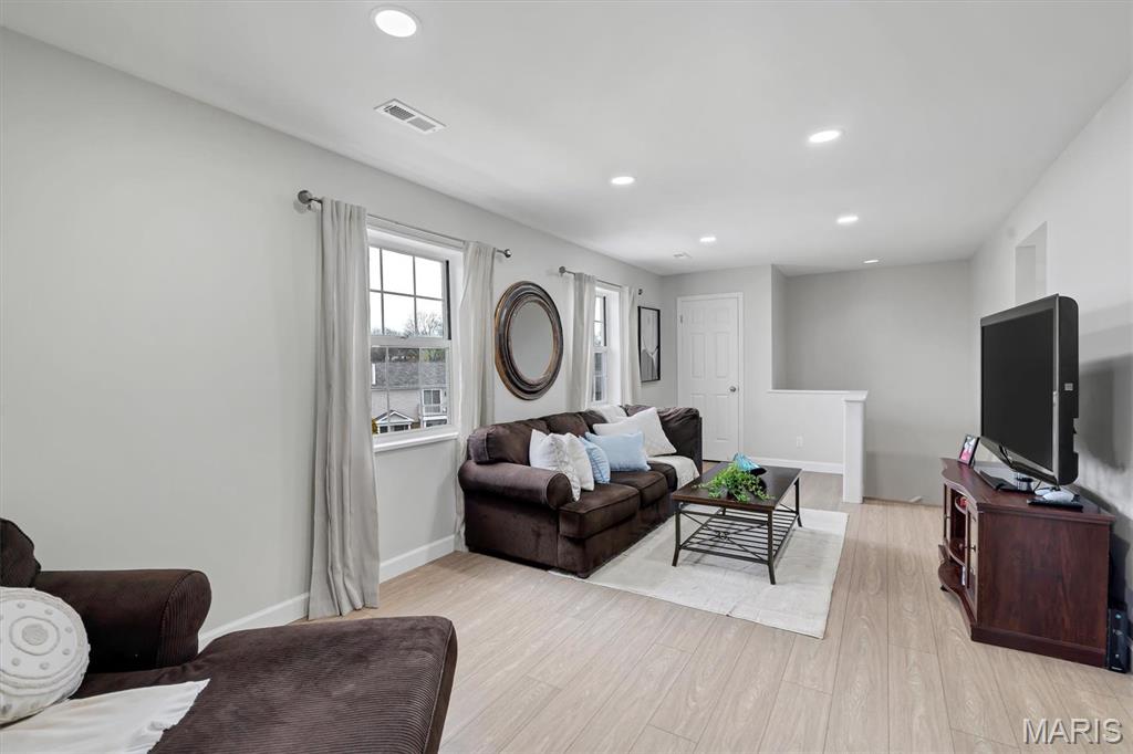 9003 Cardinal Terrace St. Louis, MO 63144 - Photo 3 of 19