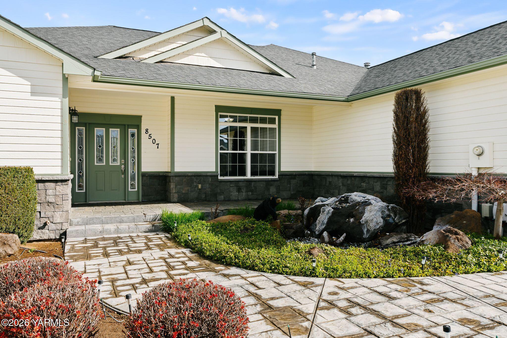 8507 Midvale Road Yakima, WA 98908 - Photo 3 of 24 a front view of a house with garden