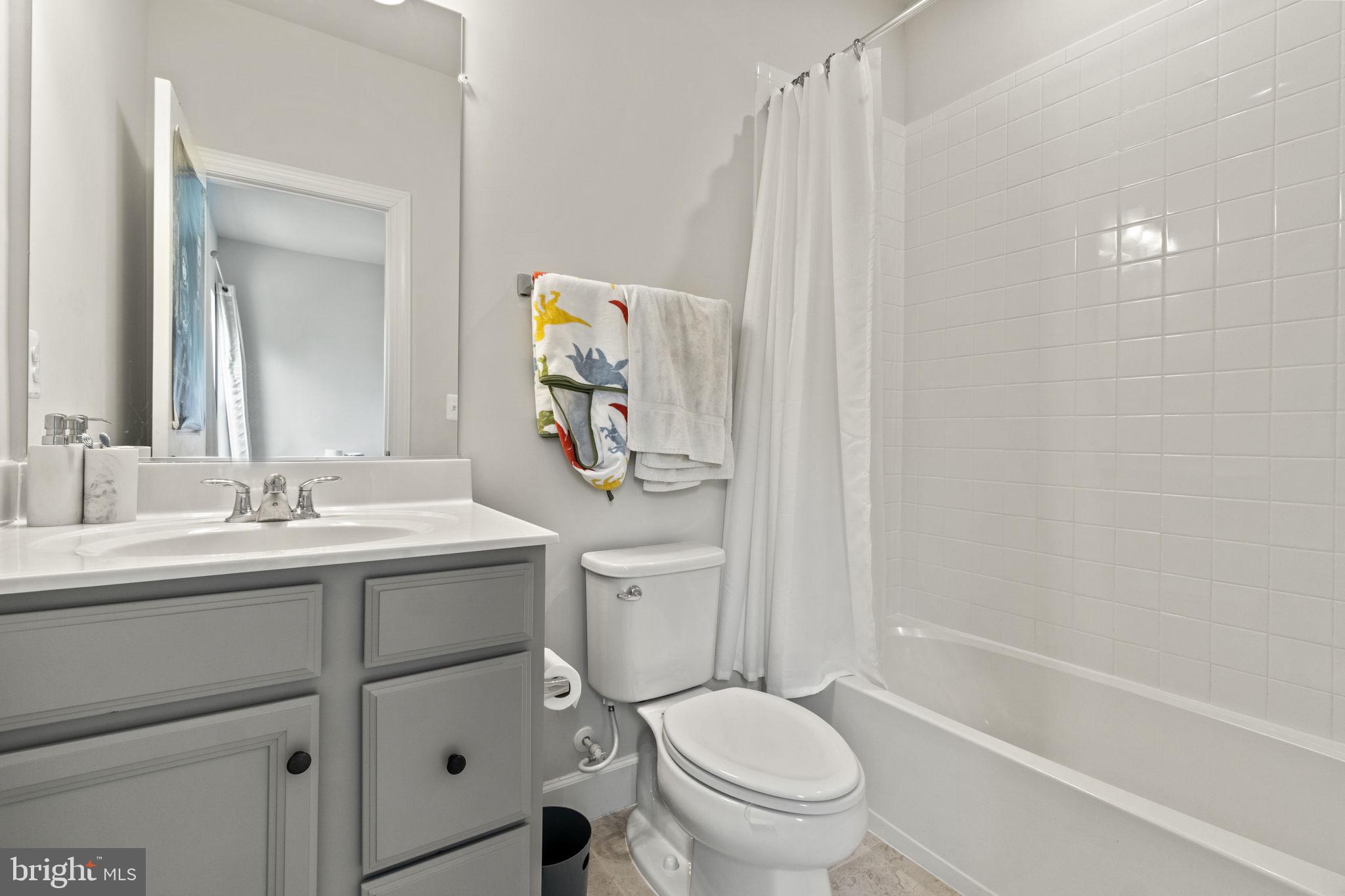 19203 Stoney Ridge Place Triangle, VA 22172 - Photo 14 of 26 Full bath attached to upstairs bedroom