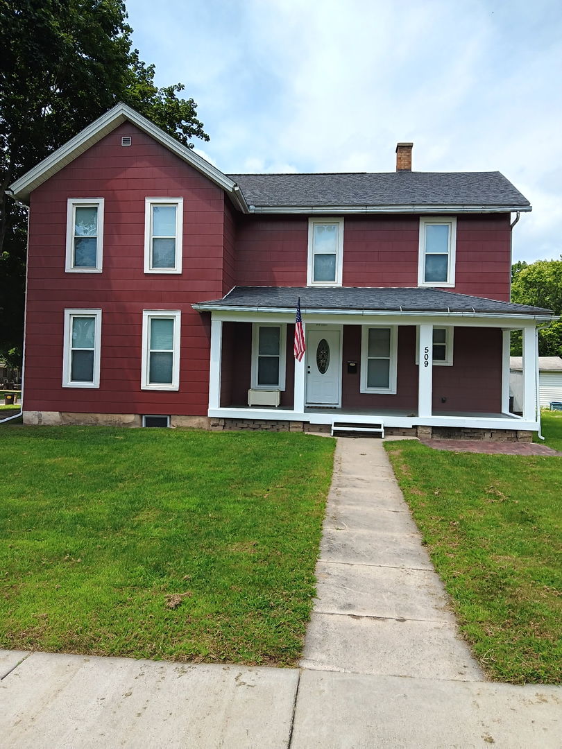 509 South Madison Street Morrison, IL 61270 - Photo 2 of 43 a front view of a house with a yard
