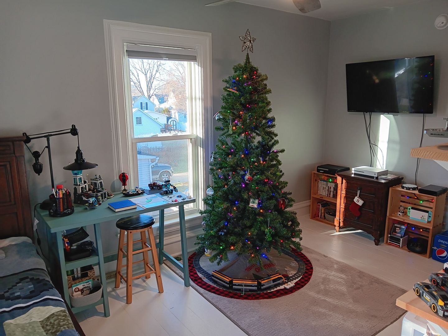 509 South Madison Street Morrison, IL 61270 - Photo 5 of 43 a living room with furniture potted plant and a window