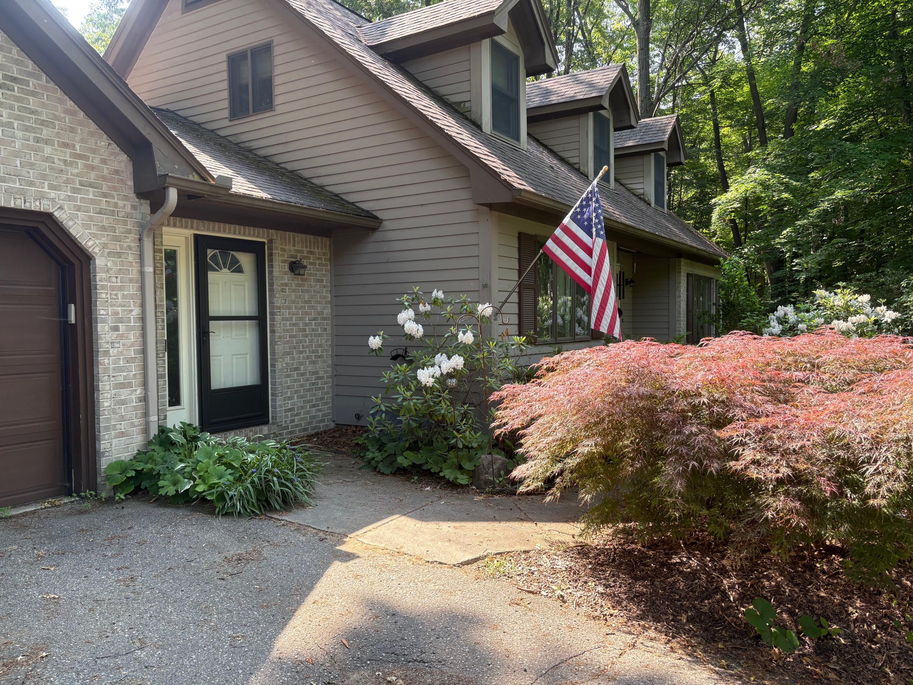 11425 Mcgregor Road Pinckney, MI 48169 - Photo 41 of 50 Main Breezeway entry.