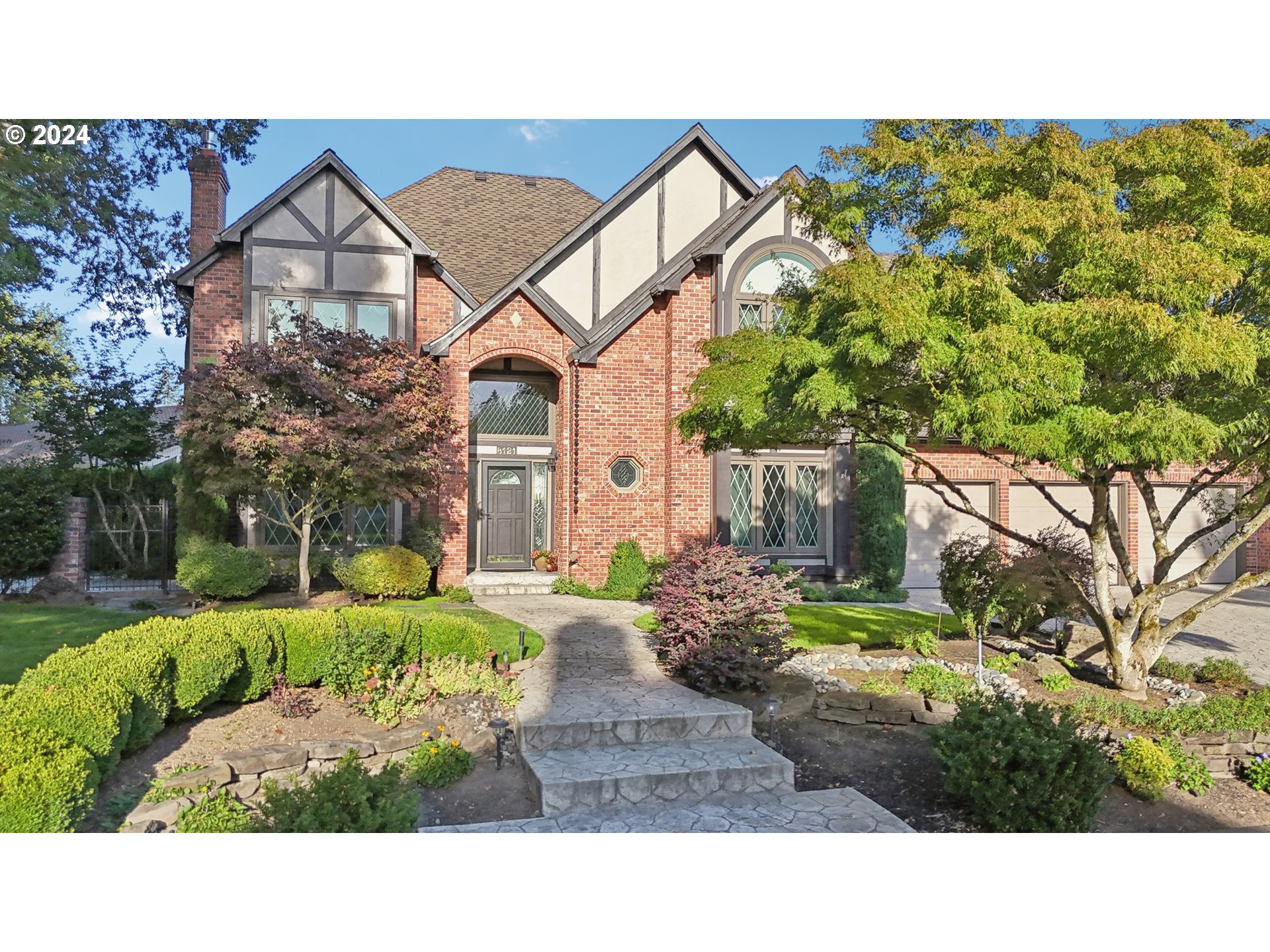 8121 Northeast 71st Loop Vancouver, WA 98662 - Photo 2 of 44 a black and white photo of a house
