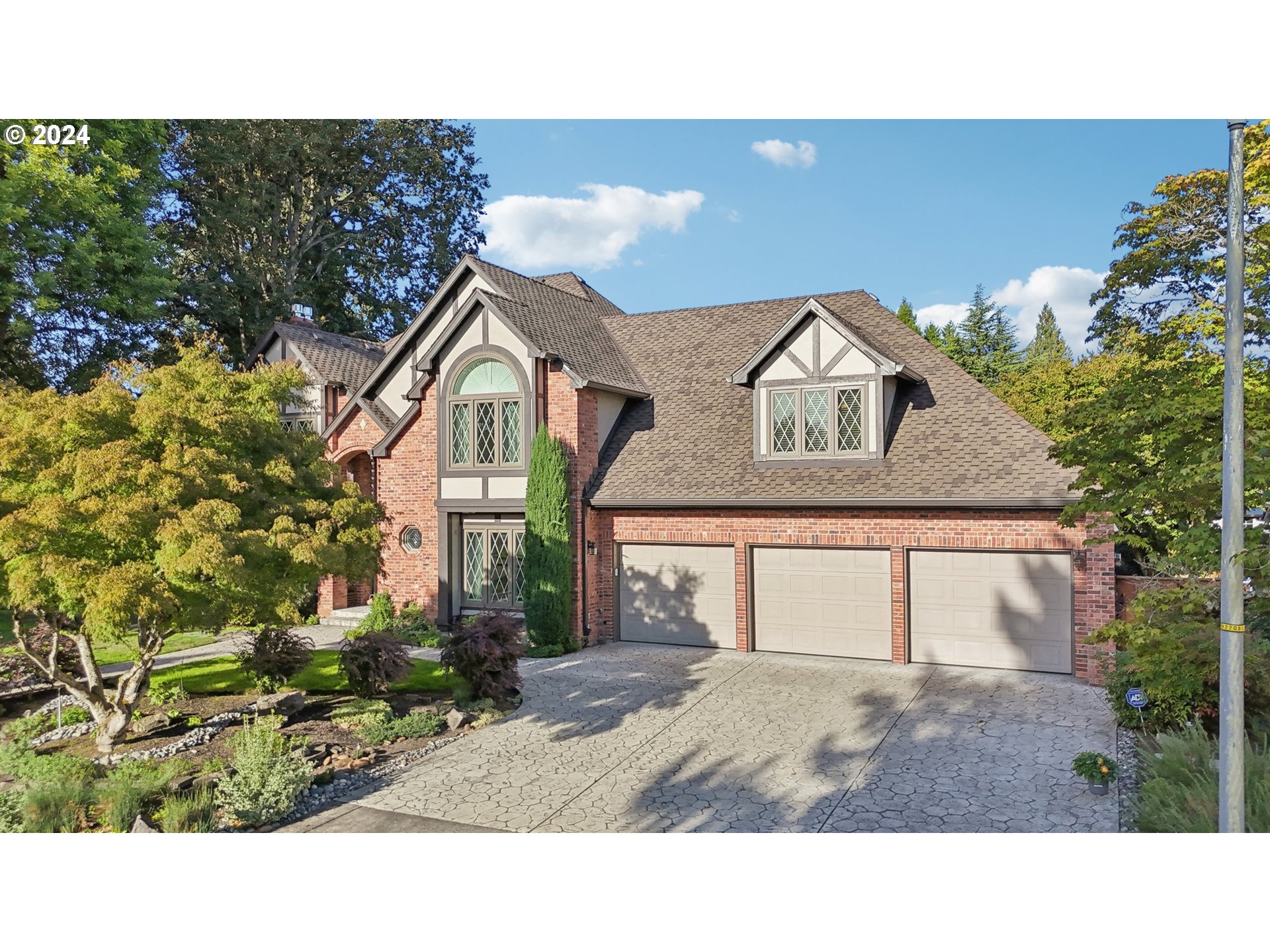 8121 Northeast 71st Loop Vancouver, WA 98662 - Photo 3 of 44 a black and white photo of a house