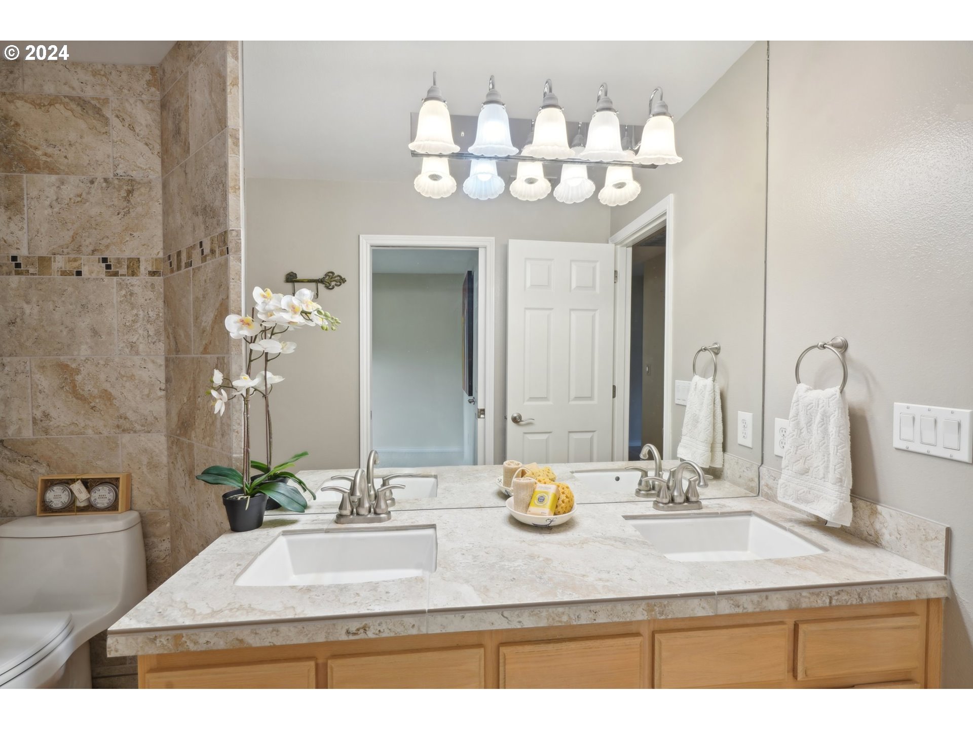 8121 Northeast 71st Loop Vancouver, WA 98662 - Photo 32 of 44 a bathroom with a sink a mirror and vanity