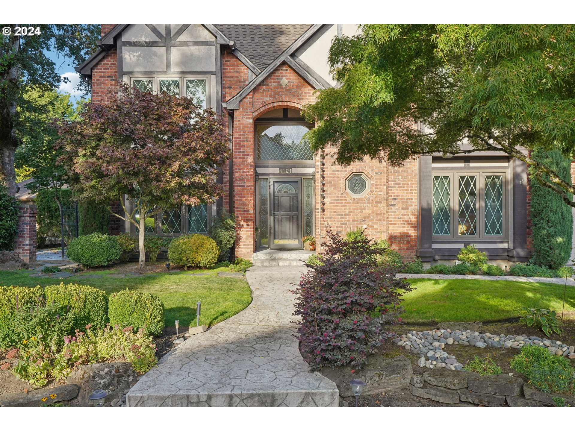 8121 Northeast 71st Loop Vancouver, WA 98662 - Photo 4 of 44 a front view of a house with garden