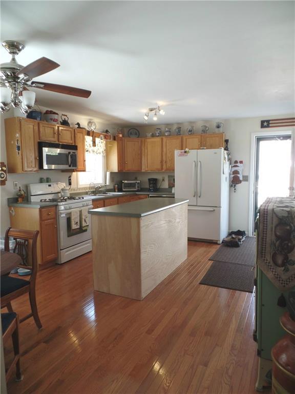 11 Blue Heron Road Brunswick, ME 04011 - Photo 5 of 33 Kitchen with island. Gas cook...