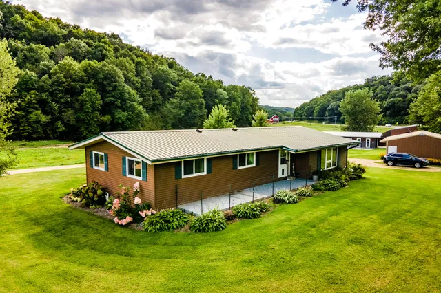 $495,000 | 11565 Highway 18, Prairie du Chien, WI 53821