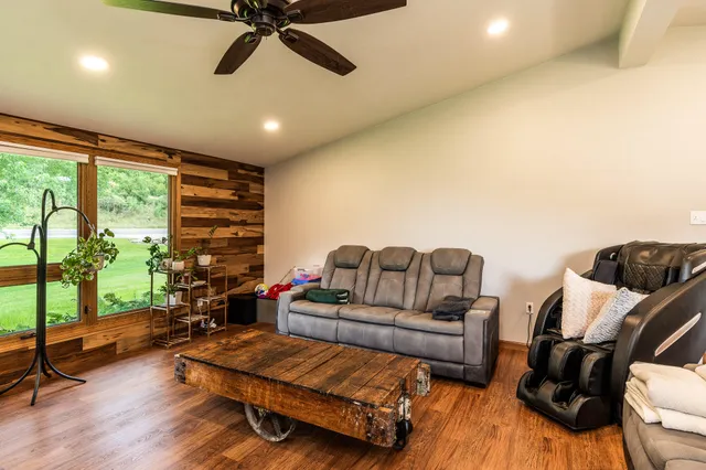 $495,000 | 11565 Highway 18, Prairie du Chien, WI 53821