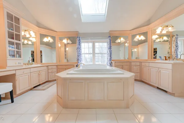 $1,150,000 | 813 Fox Glen Drive, St. Charles, IL 60174