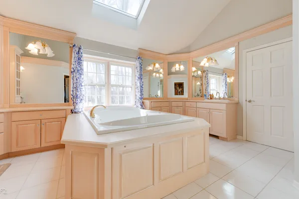 $1,150,000 | 813 Fox Glen Drive, St. Charles, IL 60174