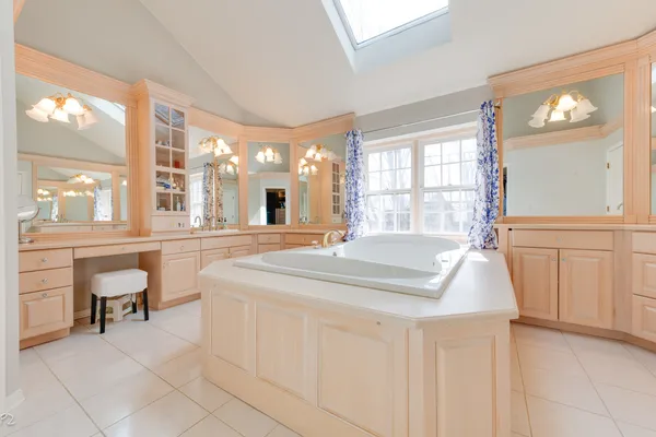 $1,150,000 | 813 Fox Glen Drive, St. Charles, IL 60174