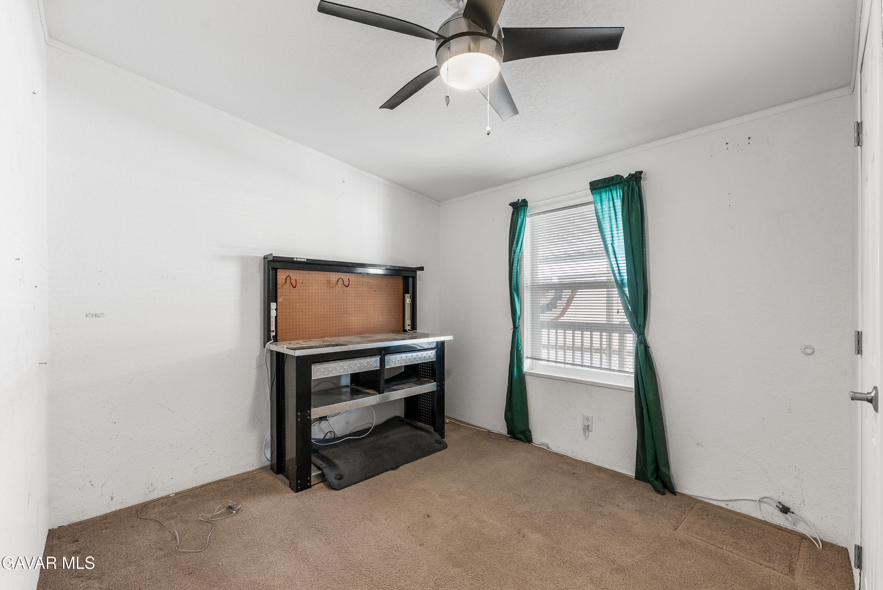 600 Dennison Road Tehachapi, CA 93561 - Photo 19 of 43 an empty room with windows