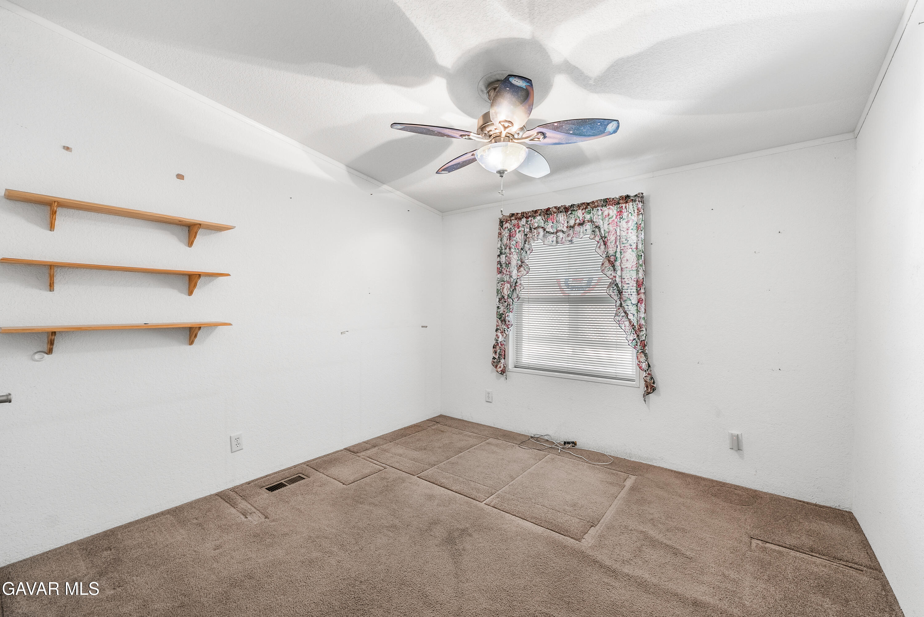 600 Dennison Road Tehachapi, CA 93561 - Photo 21 of 43 an empty room with windows and fan