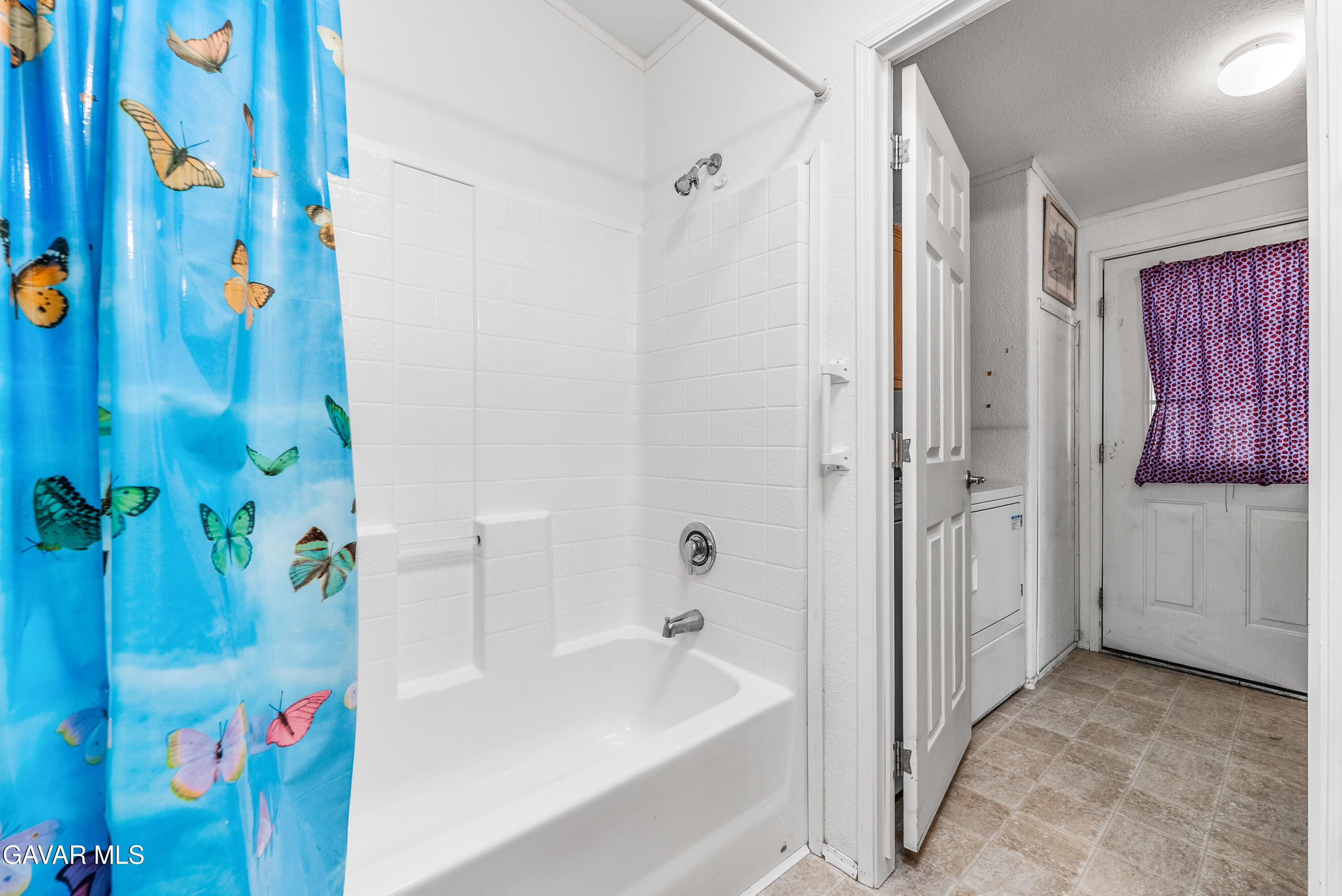 600 Dennison Road Tehachapi, CA 93561 - Photo 28 of 43 a bathroom with a bathtub and a shower