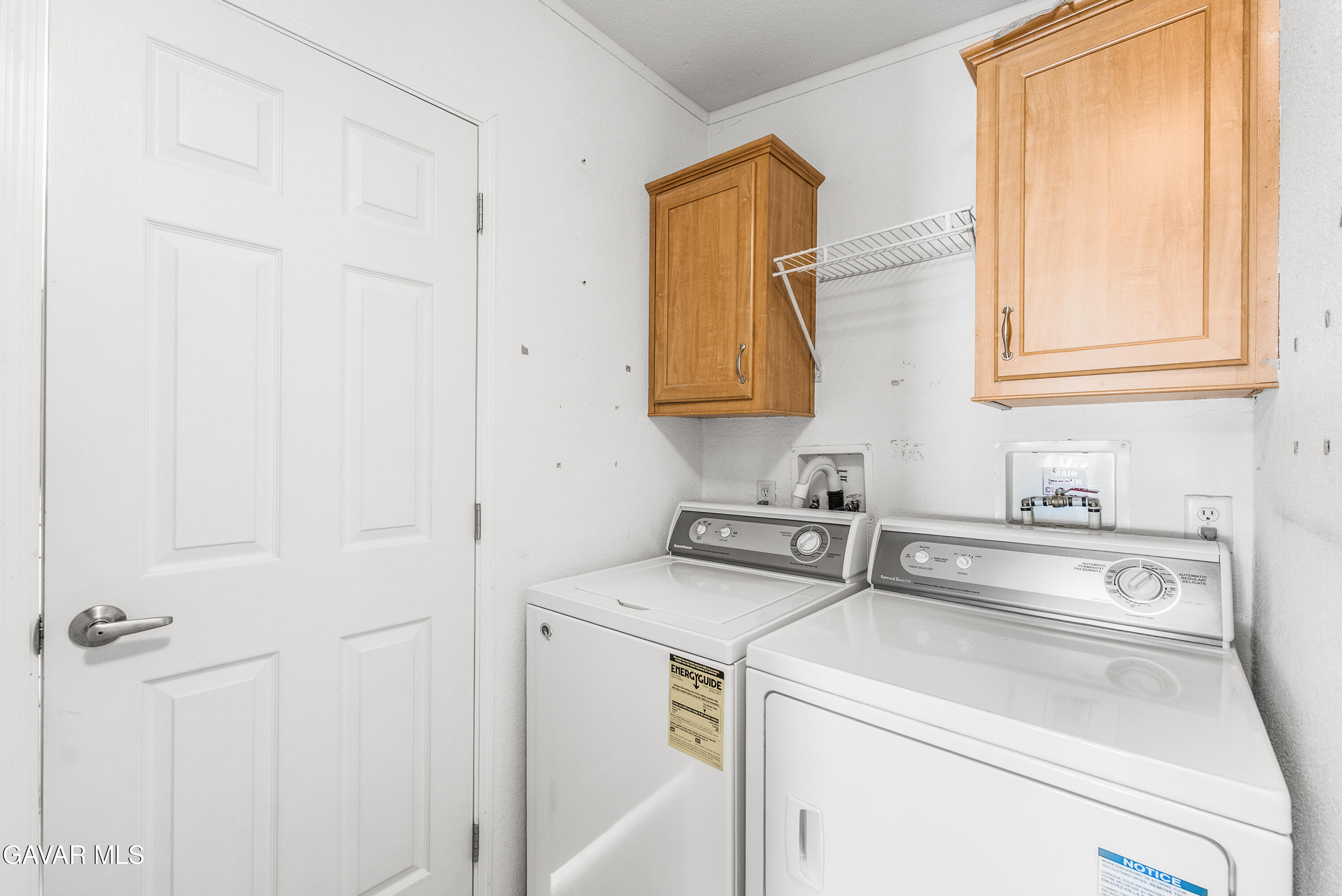 600 Dennison Road Tehachapi, CA 93561 - Photo 29 of 43 a view of washer and dryer with a utility room